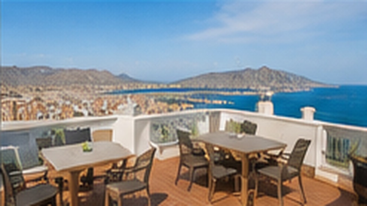 Ático con gran terraza y vistas al mar